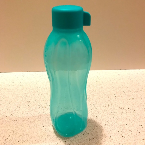Tupperware Medium-Sized Blue Water Bottle - Picture 1 of 2